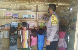 Bhabinkamtibmas Amdasa Berikan Yang Terbaik Bagi Penerus Bangsa, Dengan Laksanakan Program Belajar Anak, Guna Mencerdasakan di Masa Pandemi Covid-19
