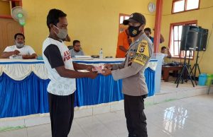Bhabinkamtibmas Batuputih Amankan Pembagian BLT Tahap III Kepada Warga Desa Yang Belum Pernah Mendapat Bantuan