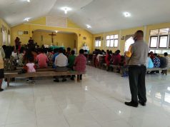 Bhabinkamtibmas Desa Persiapan Ilngei Barat Ikuti dan Amankan Ibadah Minggu, dan HUT Gereja Stasi Lukas Wesawak