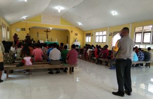 Bhabinkamtibmas Desa Persiapan Ilngei Barat Ikuti dan Amankan Ibadah Minggu, dan HUT Gereja Stasi Lukas Wesawak