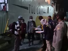 Personil Pos Pol KP3 Polsek Tanimbar Selatan bersama Petugas Kesehatan Karantina dan Syahbandar Giat Pengamanan KM. Sanus 67