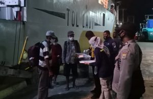 Personil Pos Pol KP3 Polsek Tanimbar Selatan bersama Petugas Kesehatan Karantina dan Syahbandar Giat Pengamanan KM. Sanus 67