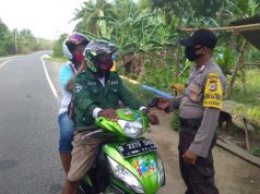 Sambangi Bapak Emus dan Ibu Susi Sarpumpwain, Bhabinkamtibmas Kabiarat Sampaikan Arahan Edukasi, Sosialisasi dan Himbauan Protokol Kesehatan dan AKB