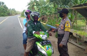 Sambangi Bapak Emus dan Ibu Susi Sarpumpwain, Bhabinkamtibmas Kabiarat Sampaikan Arahan Edukasi, Sosialisasi dan Himbauan Protokol Kesehatan dan AKB