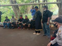 Sambangi Warga Desa, Bhabinkamtibmas Lelingluan Bersama Kanit Binmas Polsek Tanut Sampaikan Arahan Edukasi, Sosialisasi dan Himbauan Protokol Kesehatan Covid-19
