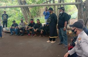 Sambangi Warga Desa, Bhabinkamtibmas Lelingluan Bersama Kanit Binmas Polsek Tanut Sampaikan Arahan Edukasi, Sosialisasi dan Himbauan Protokol Kesehatan Covid-19