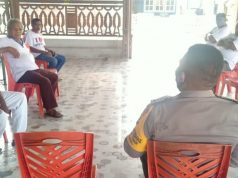 Sambangi Warga Desa yang Berkerumun Depan Balai Desa, Bhabinkamtibmas Olilit Timur Sampaikan Pesan 4M