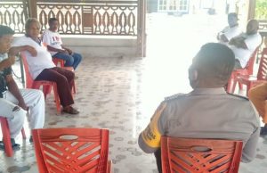 Sambangi Warga Desa yang Berkerumun Depan Balai Desa, Bhabinkamtibmas Olilit Timur Sampaikan Pesan 4M