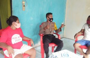 Sambangi Bapak Antoni Luturmas, Bhabinkamtibmas Waturu Laksanakan Giat Edukasi Sosialisasi dan Pendisiplinan Protokol Kesehatan Covid-19
