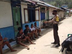 Sambangi Remaja Desa, Bhabinkamtibmas Waturu Sampaikan Edukasi, Sosialisasi dan Himbauan Pendisiplinan Protokol Kesehatan Covid-19