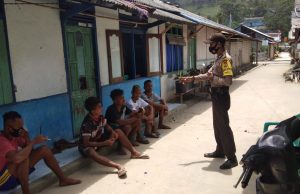 Sambangi Remaja Desa, Bhabinkamtibmas Waturu Sampaikan Edukasi, Sosialisasi dan Himbauan Pendisiplinan Protokol Kesehatan Covid-19