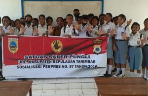 Bhabinkamtibmas Weratan Sosialisasi Perpres Nomor 87 Tahun 2016 Tentang Satgas Saber Pungli Kepada Siswa dan Siswi serta Wali Kelas