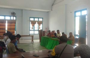 Bhabinkamtibmas Adaut Amankan Sidang Adat Pada Balai Desa Ngri Mase Adaut