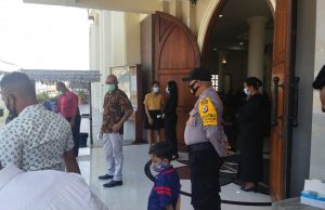 Bhabinkamtibmas Kelurahan Saumlaki Amankan dan Ikuti Ibada Minggu di Gereja Ebenhaezer Jemaat GPM Saumlaki