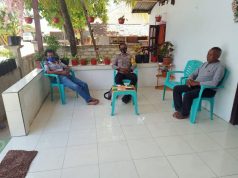 Sambangi Para Staf Desa, Bhabinkamtibmas Lauran Sampaikan Arahan Edukasi dan Sosialisasi terkait Pendisiplinan Protokoler Pencegahan Penularan Covid-19.