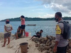 Kunjungi Warga di Depan Kantor Desa, Bhabinkamtibmas Lelingluan Sosialisasikan Adaptasi Kebiasaan Baru