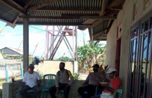 Bhabinkamtibmas Lelingluan Bersama P.S. Kanit Binmas Polsek Tanut Sambangi Bapak Mateus Masrikat Sampaikan Pesan 4M