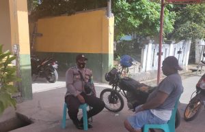 Sambangi Bapak Montje Salembun, Bhabinkamtibmas Olilit Barat Sosialisasi AKB Kepada Warga Desa
