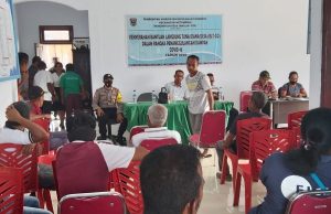 Bhabinkamtibmas Sangliat Dol Amankan Pembagian BLT DD Tahap II Tahun 2020 di Desa Binaan