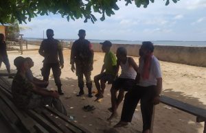 Sambangi Warga Desa, Bhabinkamtibmas dan Babinsa Lermatang Sampaikan Giat Edukasi, Sosialisasi dan Himbauan Protokol Kesehatan Covid-19