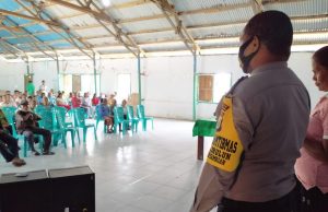 Bhabinkamtibmas Lorulun Amankan Giat Pembagian BLT dan Ajak warga tetap Patuhi Prokes Covid-19