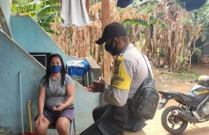 Sambangi Ibu Grace Martines, Bhabinkamtibmas Olilit Barat Sosialisasikan AKB dan Sampaikan Pesan 4M