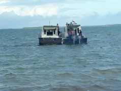 Sat Polair Polres Kep. Tanimbar lakukan pergeseran kapal dalam rangka Perawatan Tahunan di Pantai Desa Lermatang