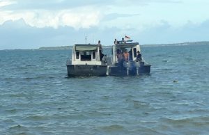 Sat Polair Polres Kep. Tanimbar lakukan pergeseran kapal dalam rangka Perawatan Tahunan di Pantai Desa Lermatang