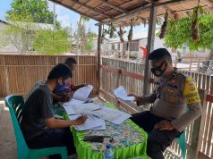 Bhabinkamtibmas Werain Bersama Pegawai Statistik Laksanakan Giat Pendataan Sensus Penduduk di desa Binaannya