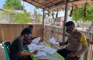 Bhabinkamtibmas Werain Bersama Pegawai Statistik Laksanakan Giat Pendataan Sensus Penduduk di desa Binaannya