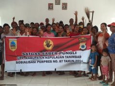 Bhabinkamtibmas Weratan Sosialisasikan Perpres Nomor 87 tahun 2016 tentang Satgas Saber Pungli Kepada Ibu – Ibu Desa Weratan yang Sementara Menerima Bantuan Pertanian