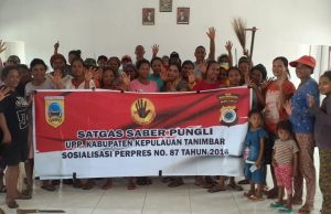 Bhabinkamtibmas Weratan Sosialisasikan Perpres Nomor 87 tahun 2016 tentang Satgas Saber Pungli Kepada Ibu – Ibu Desa Weratan yang Sementara Menerima Bantuan Pertanian