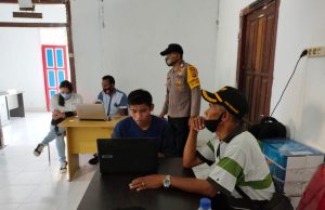 Bhabinkamtibmas Wowonda Awasi dan Amankan Jalannya Distribusi Bantuan Dari ADD Tahap 3 TA 2019