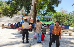 Bhabinkamtibmas Wowonda Amankan dan Ikuti Ibadah Misa Biasa Minggu Ke-XXVIII Di Gereja Santa Maria Imaculata Wowonda