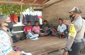 Sambangi Anak-Anak, Bhabinkamtibmas Adaut Sampaikan Pesan 4M