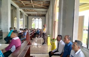 Bhabinkamtibmas Bomaki Ikuti dan Amankan Giat Ibadah Minggu di Gereja St. Paulus Bomaki
