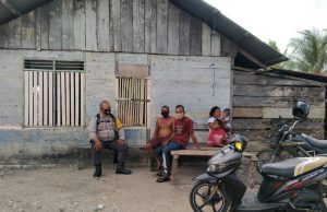 Sambangi Warga Desa, Bhabinkamtibmas Bomaki Sampaikan Edukasi, Sosialisasi dan Himbauan Protokol Kesehatan Covid-19