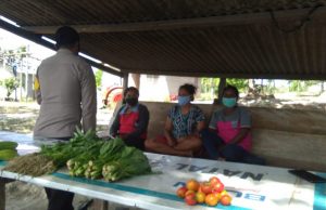 Sambangi Ibu-Ibu Penjual Sayur, Bhabinkamtibmas Kabiarat Sosialisasikan AKB