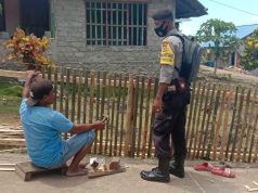 Sambangi Bapak Kores Ibur, Bhabinkamtibmas Lelingluan Sosialisasikan AKB dan 4M