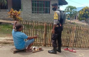 Sambangi Bapak Kores Ibur, Bhabinkamtibmas Lelingluan Sosialisasikan AKB dan 4M