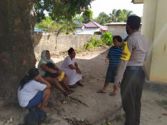 Sambangi Beberapa Ibu di Desa, Bhabinkamtibmas Lermatang Menegur yang Tidak Laksanakan Protokol Kesehatan Covid-19