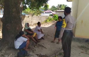 Sambangi Beberapa Ibu di Desa, Bhabinkamtibmas Lermatang Menegur yang Tidak Laksanakan Protokol Kesehatan Covid-19