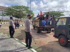 Jaga Kebersihan Mako, personil Polsek Tanimbar Selatan Kep. Tanimbar giat pembersihan lingkungan kerja