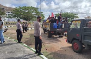 Jaga Kebersihan Mako, personil Polsek Tanimbar Selatan Kep. Tanimbar giat pembersihan lingkungan kerja