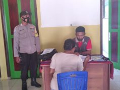 Bhabinkamtibmas Sifnana Amankan dan Kawal Pembagian BSB dan PKH Warga Desa Binaan