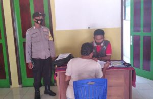 Bhabinkamtibmas Sifnana Amankan dan Kawal Pembagian BSB dan PKH Warga Desa Binaan