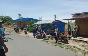 Bhabinkamtibmas Bersama Babinsa Sifnana Laksanakan Giat Sinergitas TNI-POLRI Dalam Amankan Pengukuran Tanah Bapak Lazarus Laratmasse