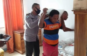 Bhabinkamtibmas Wermatang Amankan Giat Pendistribusian Bantuan Beras Kepada PKH Desa
