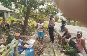 Bhabinkamtibmas Amdasa Sambangi Warga Yang Laksanakan Baksos