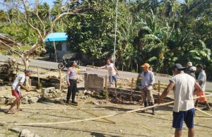 Giat sambang Bhabinkamtibmas Amdasa kepada warga yang sedang bekerja dan Imbau 4M